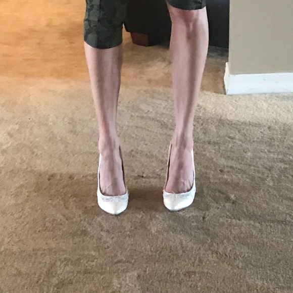 Badgley Mischka white, satin wedding shoes - Picture 5 of 7